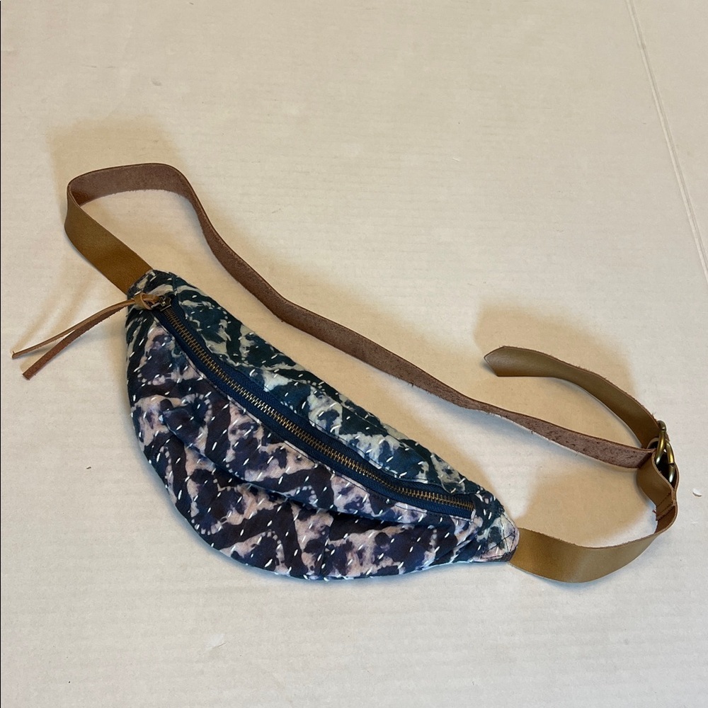 ANABAGLISH VIV KANTHA  HIP PACK SLING BAG BELT BAG TIE DYE WITH LEATHER STRAP - Picture 4 of 16